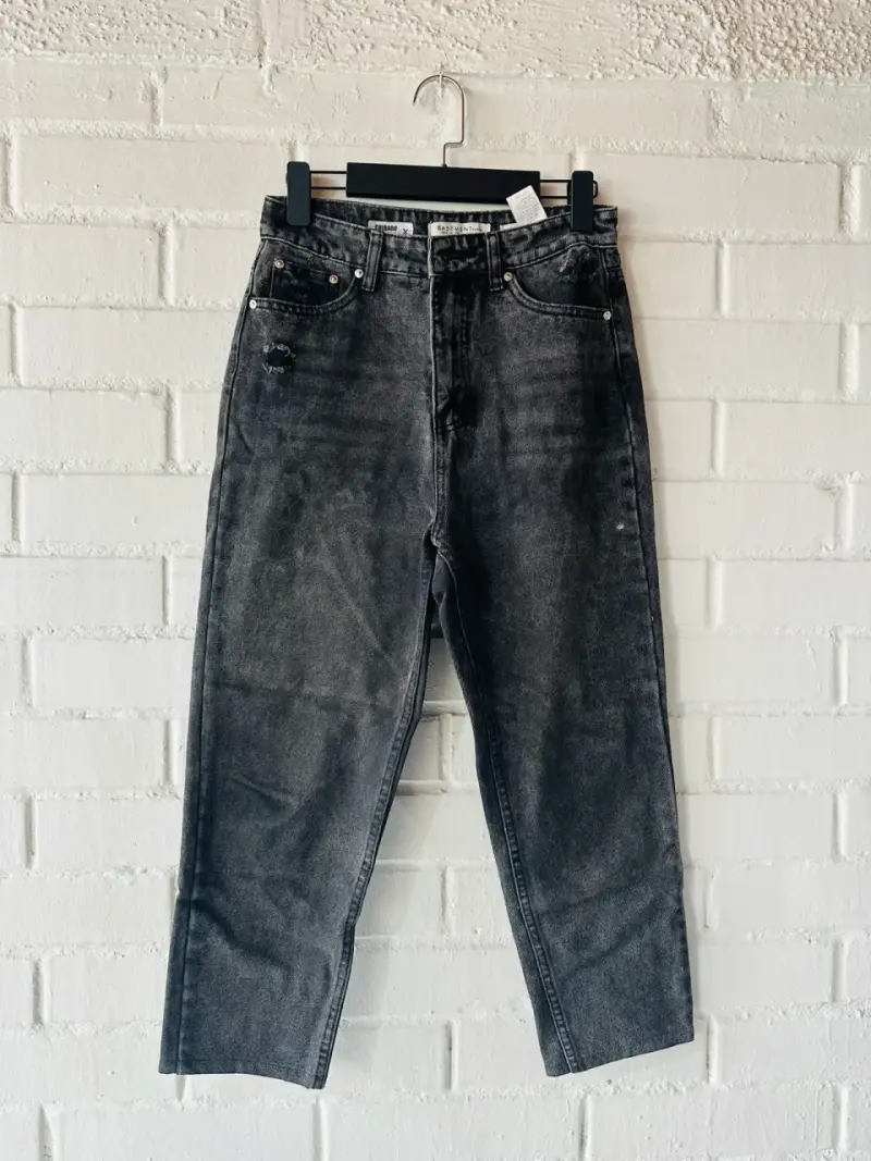 Jeans negros de mezclilla para mujer