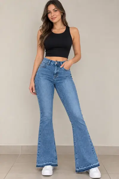 Jeans acampanados azul claro para mujer - miniatura 1