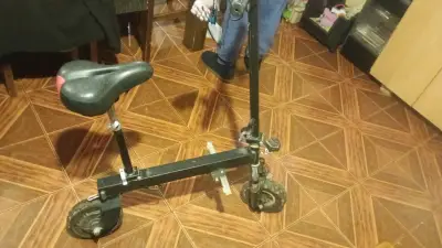 Scooter eléctrico con asiento y luces LED - miniatura 1