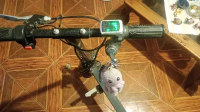 Scooter eléctrico con asiento y luces LED - miniatura 2