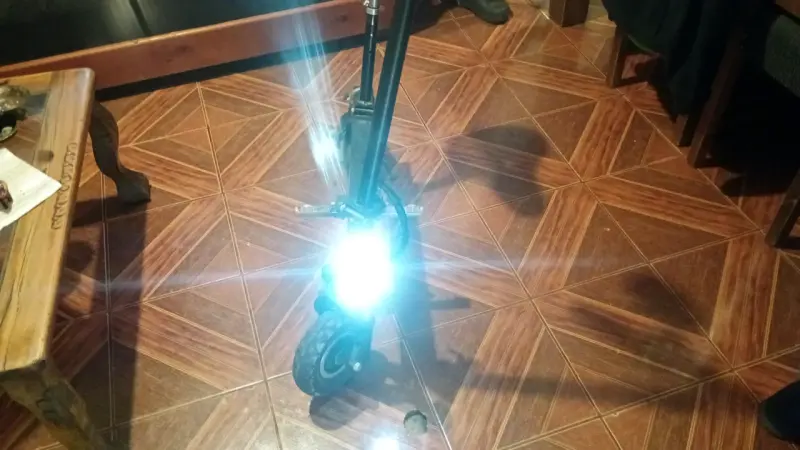 Scooter eléctrico con asiento y luces LED - 5