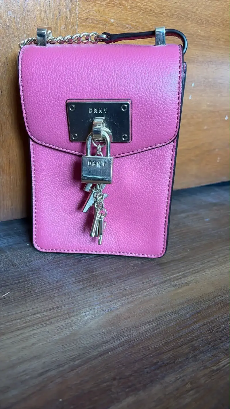 Bolso cruzado rosa con cierre DKNY