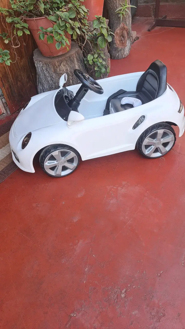 Auto eléctrico para niño blanco con control - 1