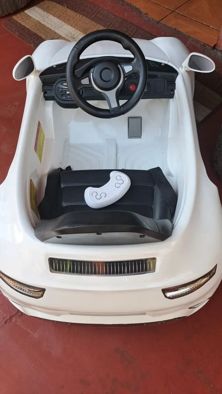 Auto eléctrico para niño blanco con control - 2