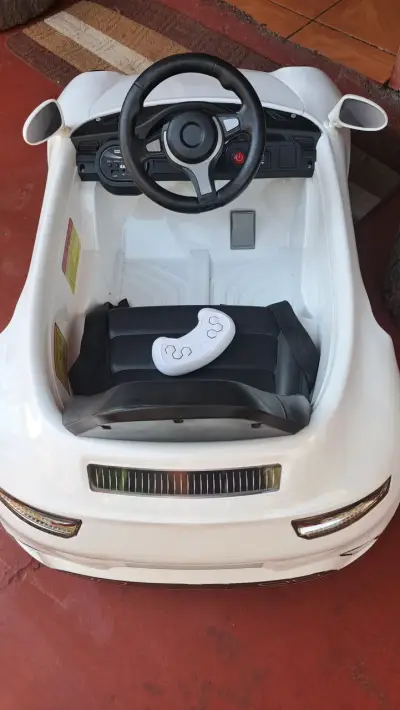 Auto eléctrico para niño blanco con control - miniatura 2