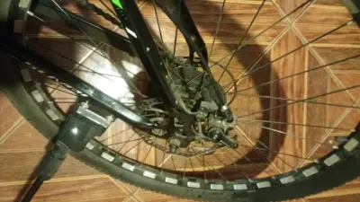 Bicicleta de montaña SLMEI negra con frenos de dis - miniatura 3