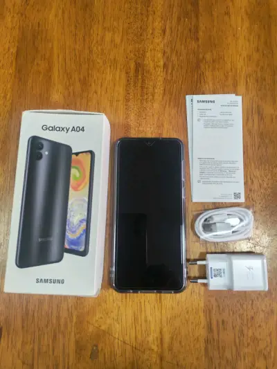 Samsung Galaxy A04 con cargador y caja original - miniatura 1