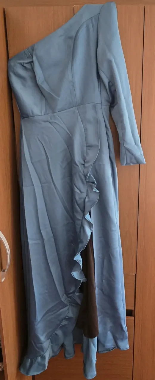 Vestido largo azul con diseño asimétrico