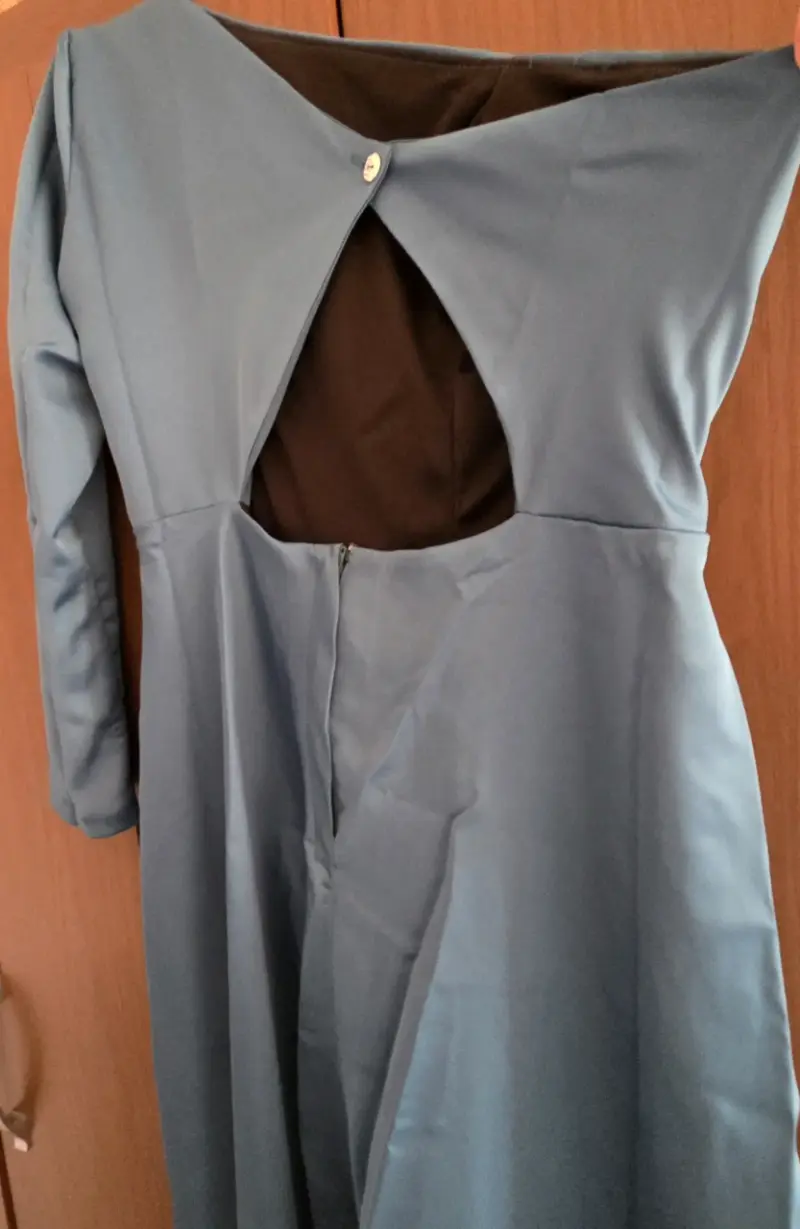 Vestido largo azul con diseño asimétrico - 3