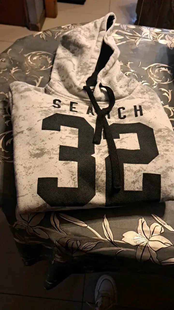 Polerón con capucha gris diseño Search 32