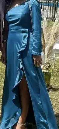Vestido largo azul con diseño asimétrico - 2