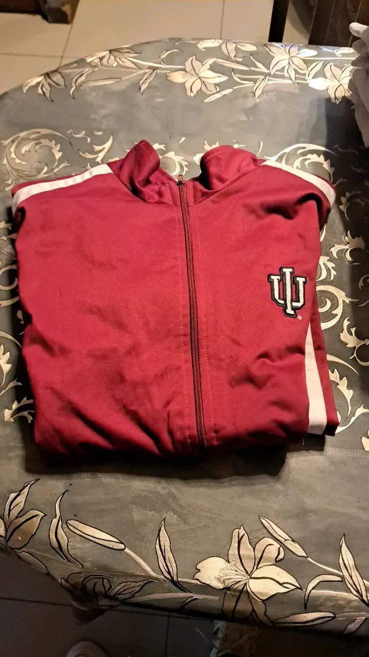 Chaqueta deportiva bordó con logo IU