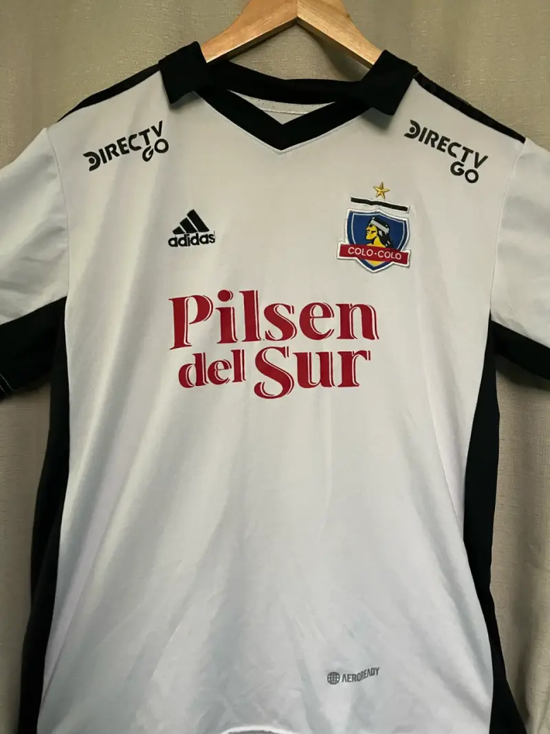 Camiseta Colo-Colo Adidas blanca con logos