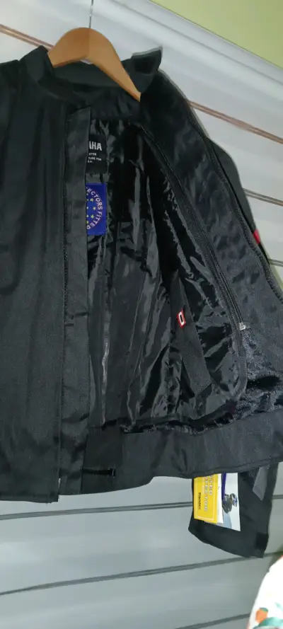 Chaqueta de moto Yamaha negra y roja - miniatura 3