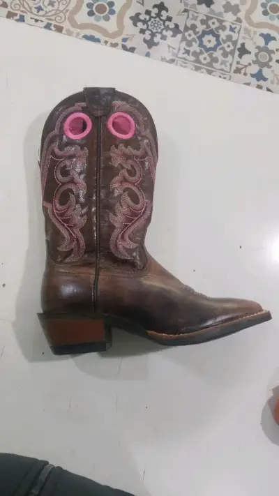 Botas vaqueras Ariat marrones con detalles rosados - miniatura 1