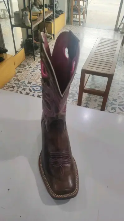 Botas vaqueras Ariat marrones con detalles rosados - miniatura 3