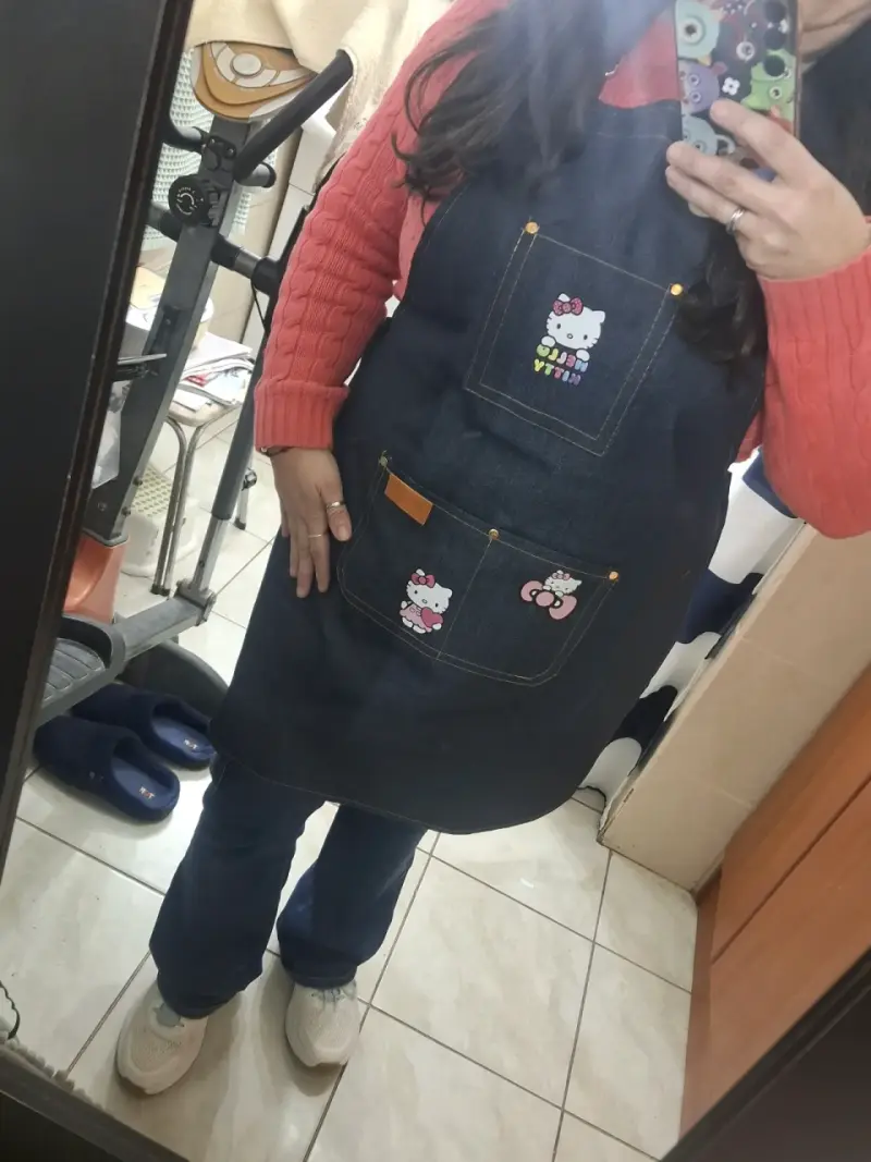 Delantal de mezclilla Hello Kitty con bolsillos - 1