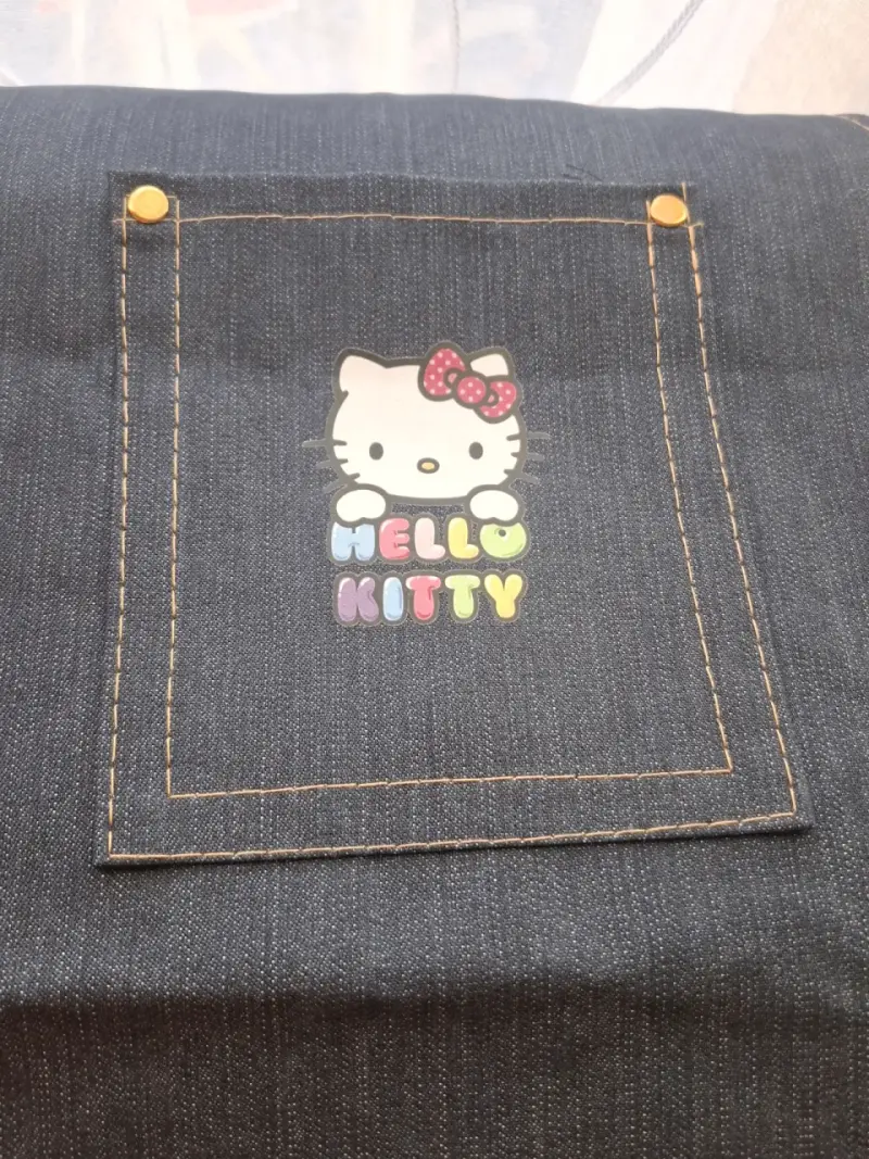 Delantal de mezclilla Hello Kitty con bolsillos - 2