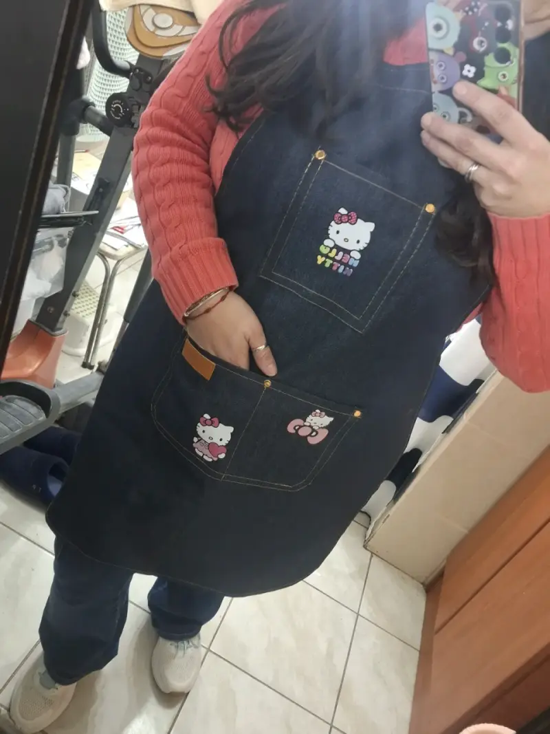 Delantal de mezclilla Hello Kitty con bolsillos - 4