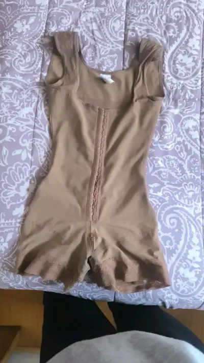 Faja moldeadora color beige con encaje - miniatura 1