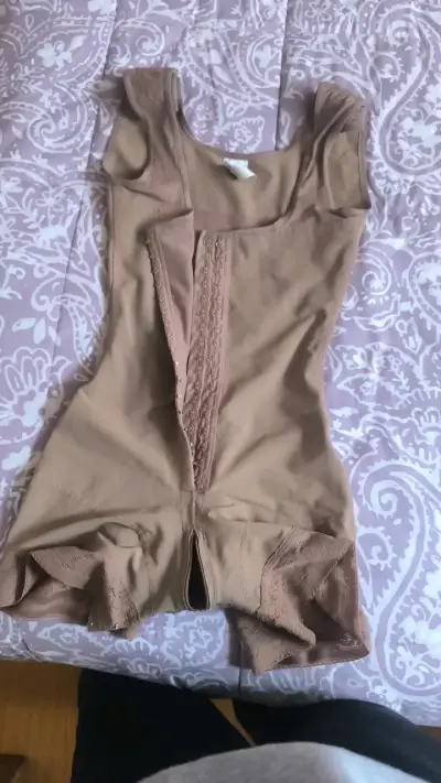 Faja moldeadora color beige con encaje - miniatura 2