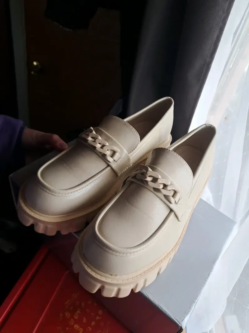 Mocasines beige con suela gruesa