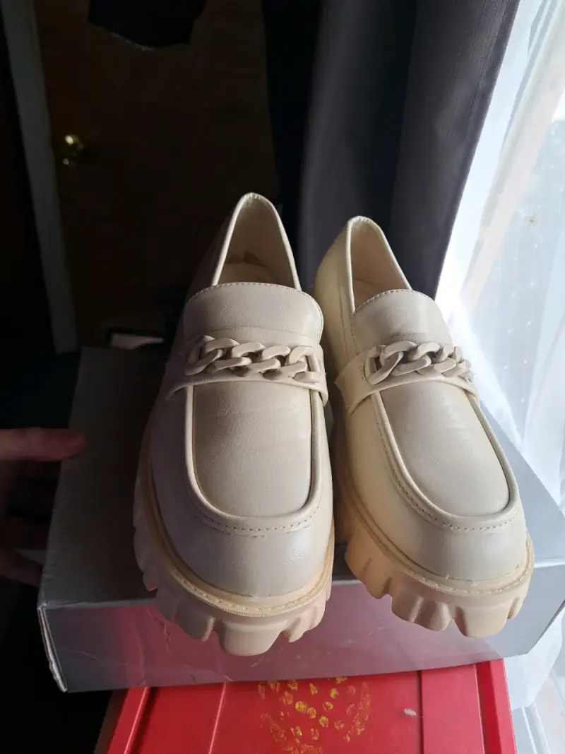 Mocasines beige con suela gruesa - 2