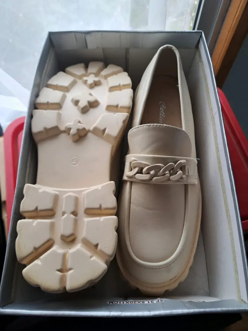 Mocasines beige con suela gruesa - 4