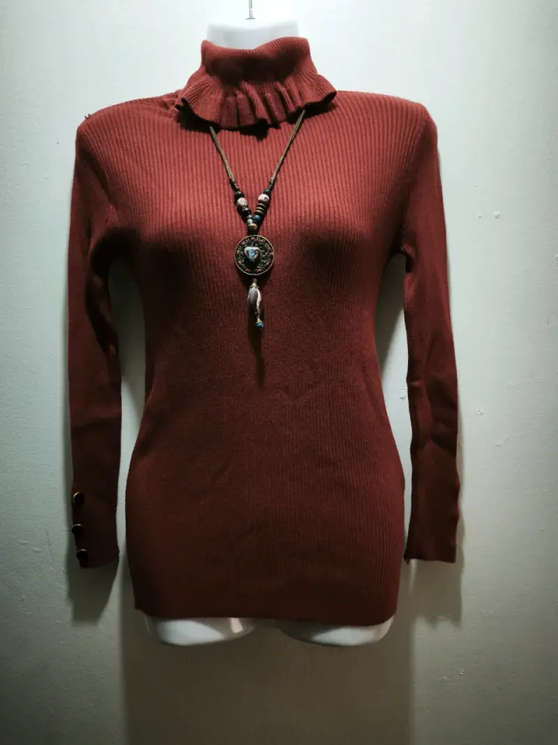 Suéter de cuello alto color burdeos con botones decorativos