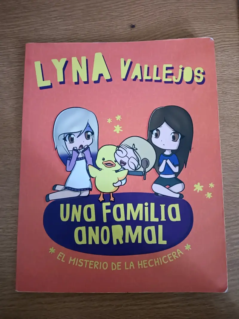 Libro 'Una Familia Anormal' de Lyna Vallejos - 1