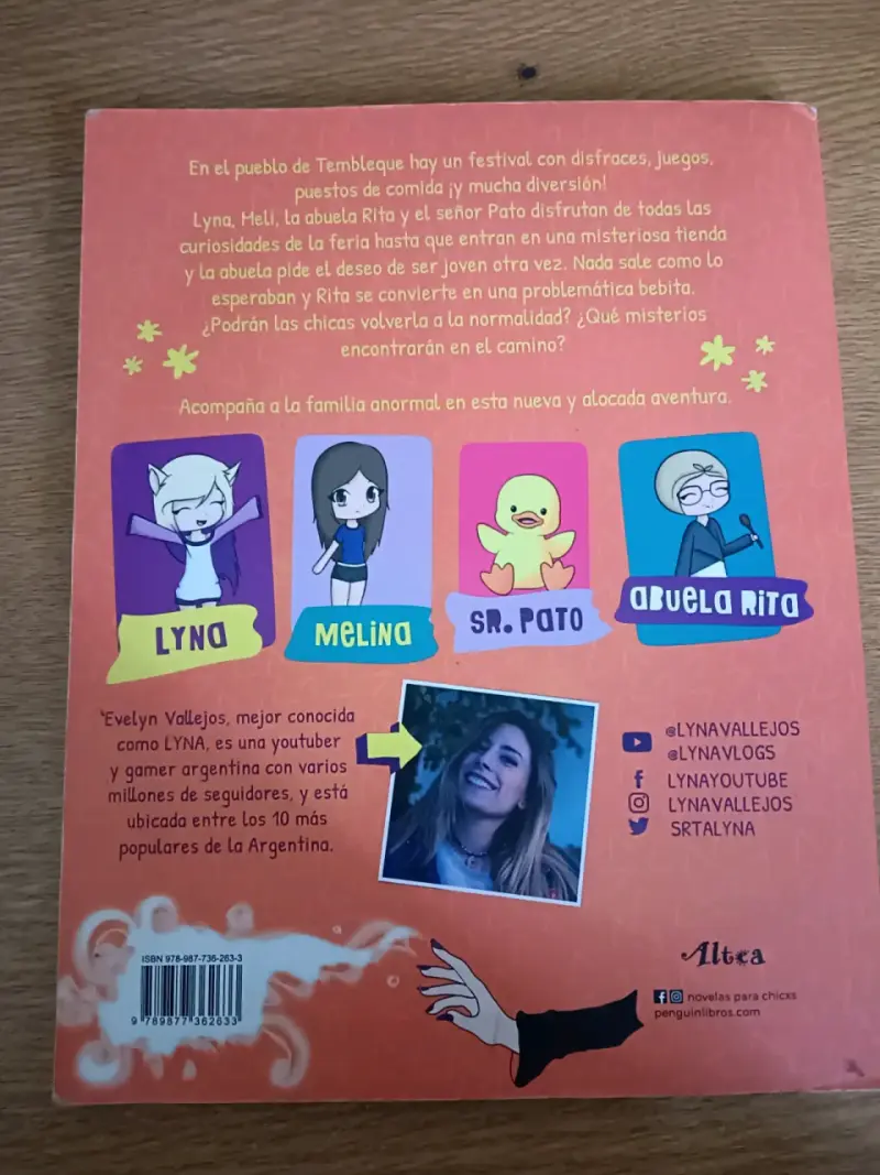 Libro 'Una Familia Anormal' de Lyna Vallejos - 2