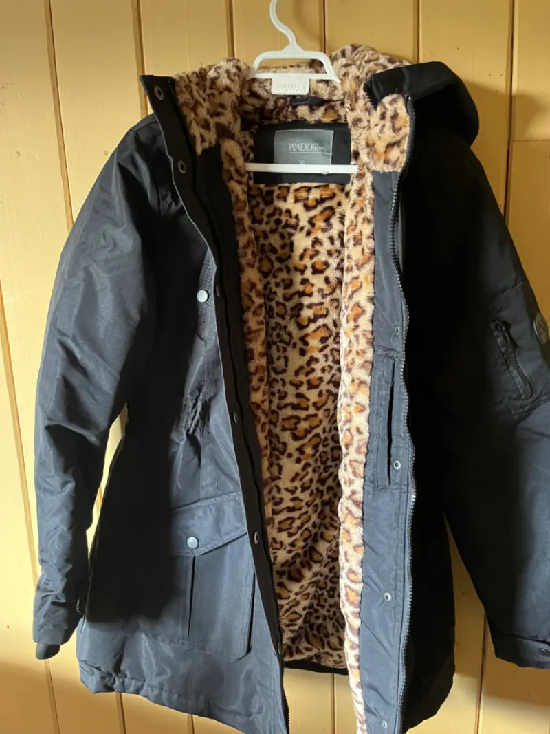 Abrigo negro con forro de leopardo Wados - 1