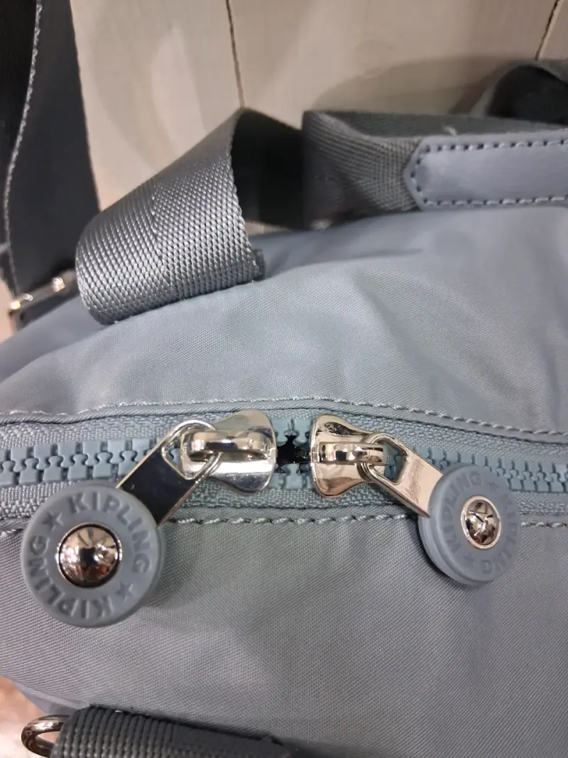 Bolso Kipling gris con cierre seguro - 3