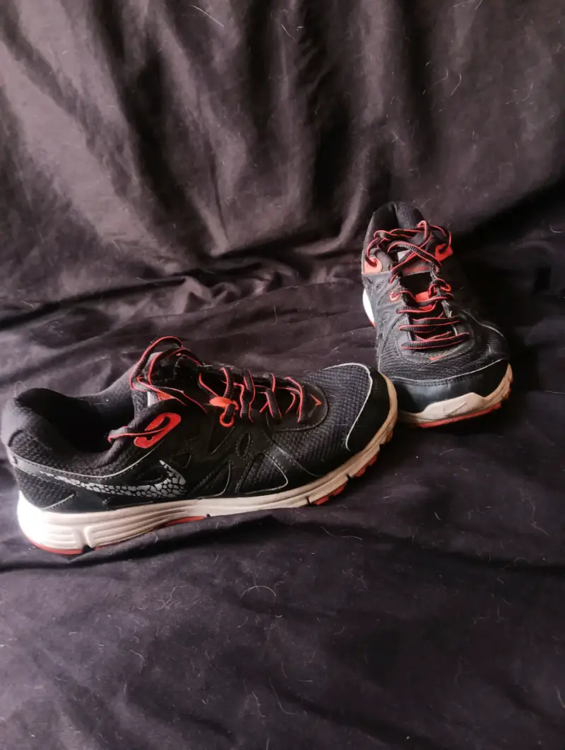 Zapatillas deportivas negras con detalles rojos