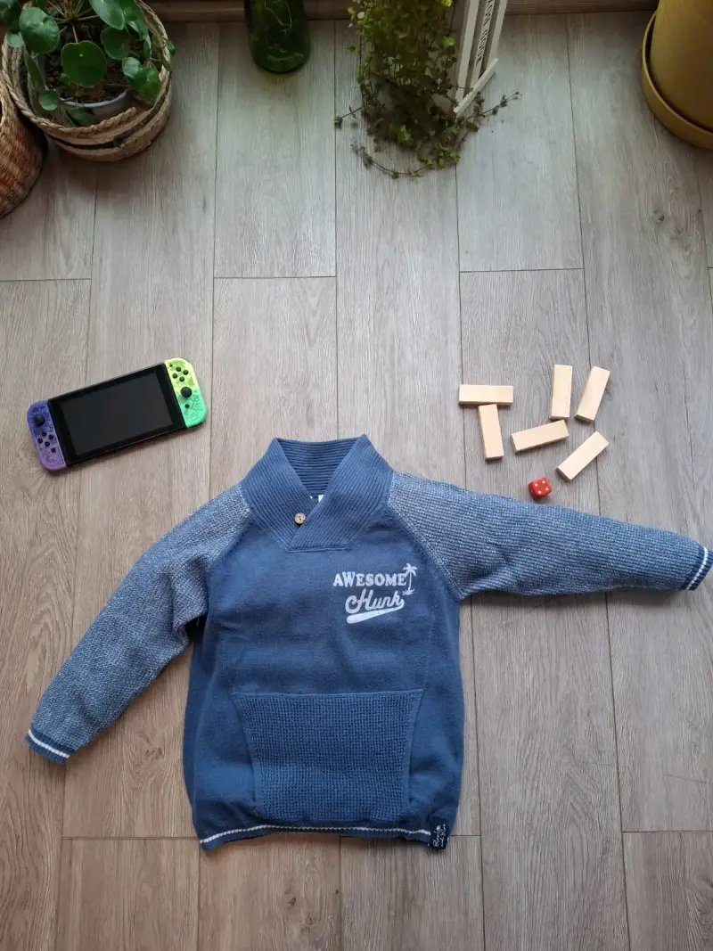 Polerón infantil azul con diseño 'Awesome Hunk'