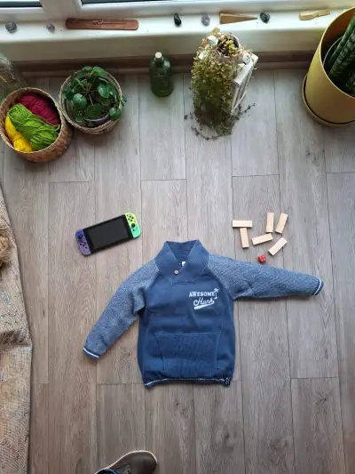 Polerón infantil azul con diseño 'Awesome Hunk' - miniatura 2