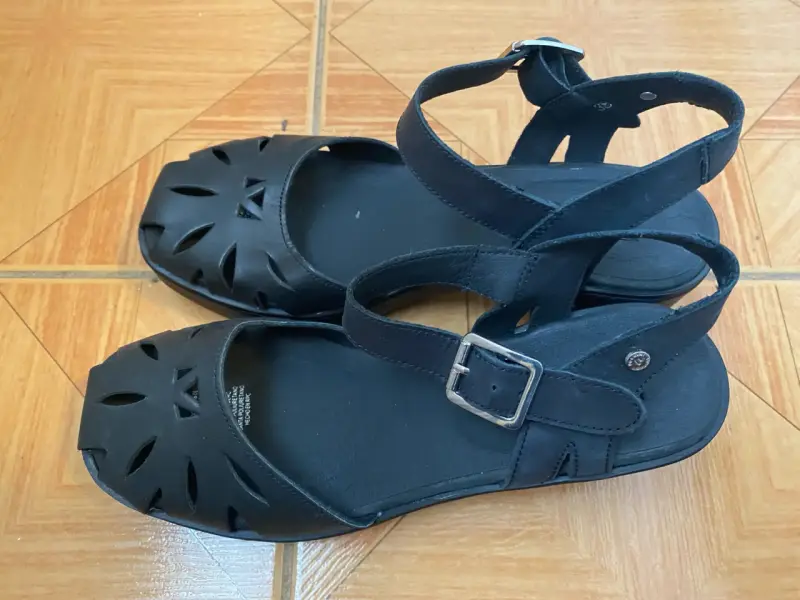 Sandalias negras de cuero con tacón bajo - 1