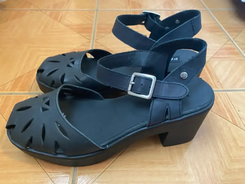 Sandalias negras de cuero con tacón bajo - 2