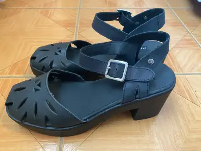 Sandalias negras de cuero con tacón bajo - miniatura 2