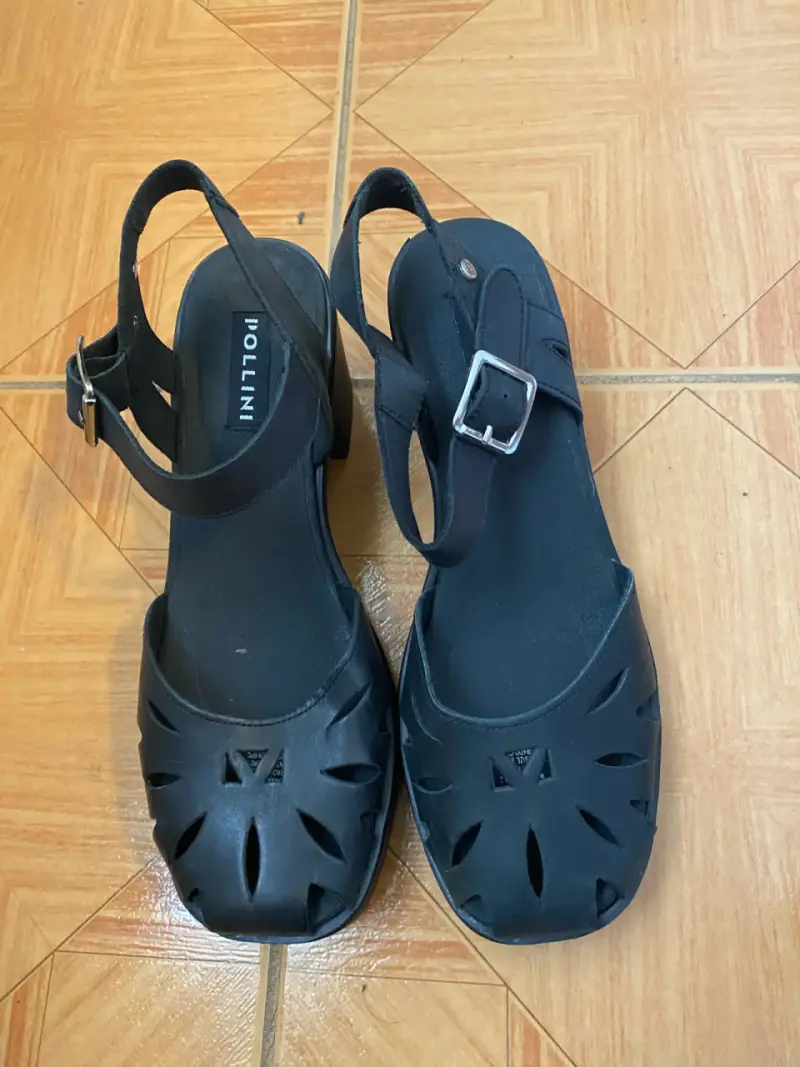 Sandalias negras de cuero con tacón bajo - 3