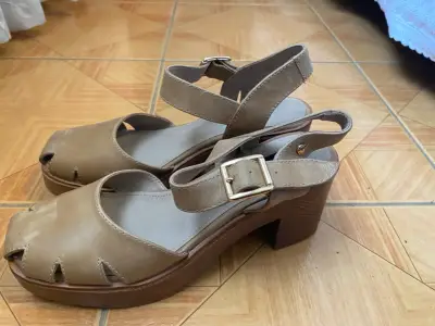 Sandalias de tacón Pollini beige con hebilla - miniatura 2