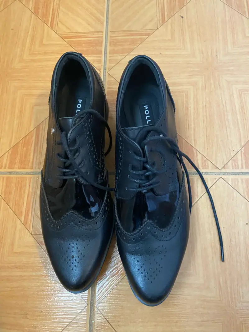 Zapatos Oxford negros para mujer  Pollini - 4