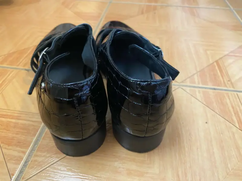 Zapatos de charol negro para mujer Pollini - 3