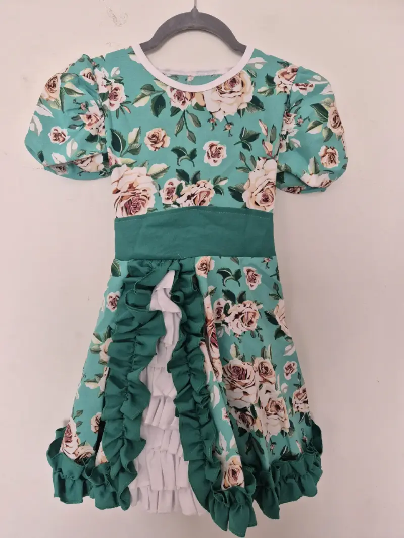 Vestido infantil floral verde con volantes