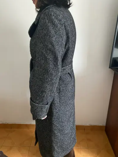 Abrigo largo de lana gris con cinturón - miniatura 2