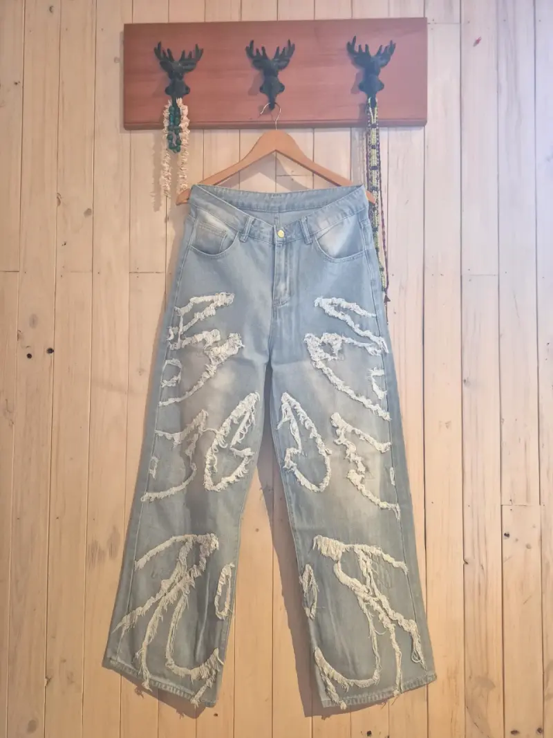 Jeans de mezclilla con diseño desgastado