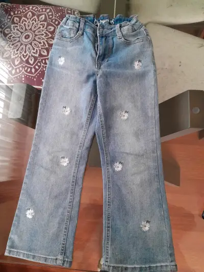 Jeans de niña con bordados florales y mariposas - miniatura 1