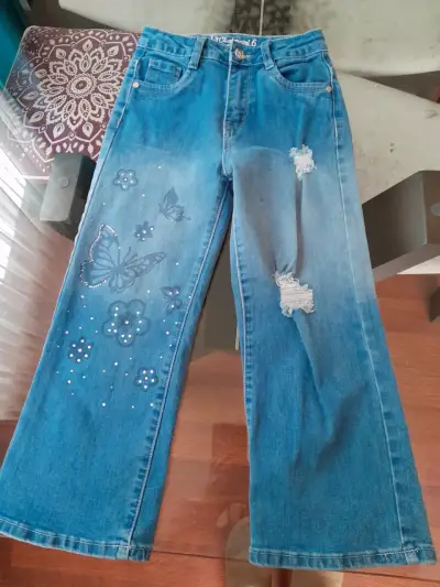 Jeans de niña con bordados florales y mariposas - miniatura 2