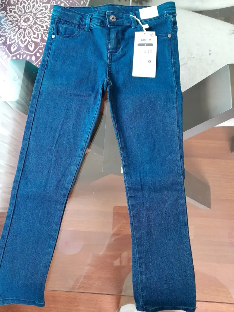 Jeans de niña con bordados florales y mariposas - 5