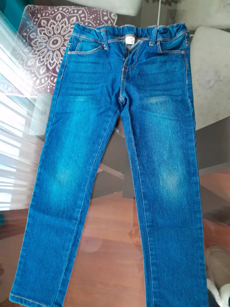 Jeans de niña con bordados florales y mariposas - 6